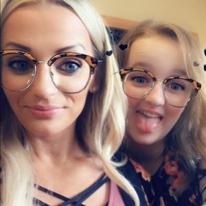 Meet your Posher, Tanada